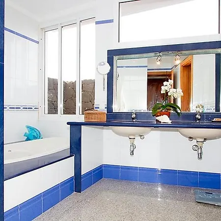 Sleeps 6 Pool Air Con Wifi *